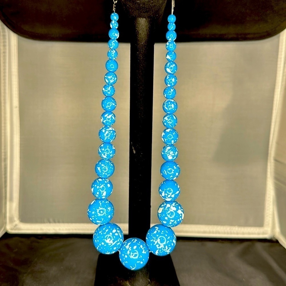 ❗️sold❗️ EUC Vintage blue & white beaded necklace